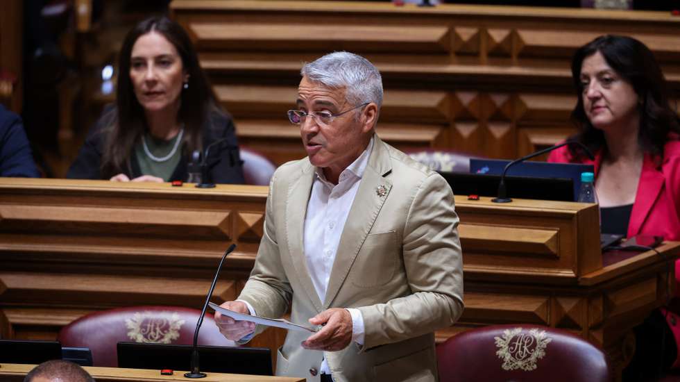 No debate, o deputado Filipe Sousa, eleito pela Madeira, defendeu que "viver numa ilha não pode significar pagar mais por praticamente tudo"