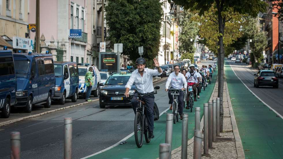 Fernando Medina numa das ações de campanha eleitoral onde percorreu a ciclovia da avenida Almirante Reis, em Lisboa.