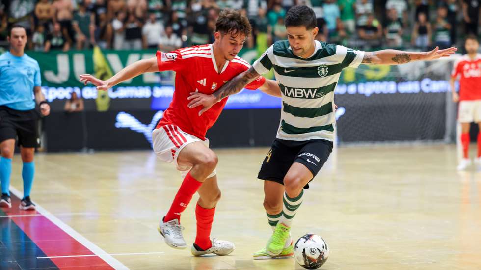 Os leões saem do dérbi na liderança isolada do Campeonato, com mais cinco pontos e um jogo que o rival