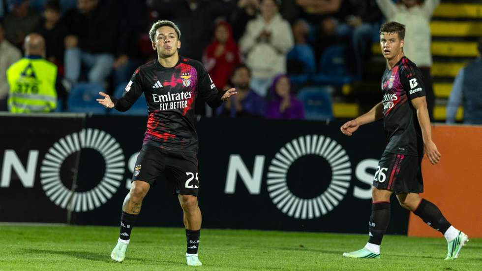 Prestianni assistiu Pavlidis, marcou e voltou a desequilibrar para a quarta vitória seguida do Benfica depois da derrota no Dragão