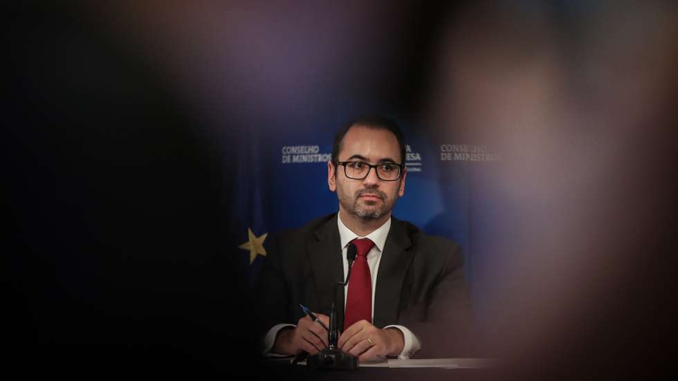 André Moz Caldas é o terceiro político a passar por um Governo português que assume abertamente a homossexualidade, mas o primeiro a revelar ser casado com uma pessoa do mesmo sexo