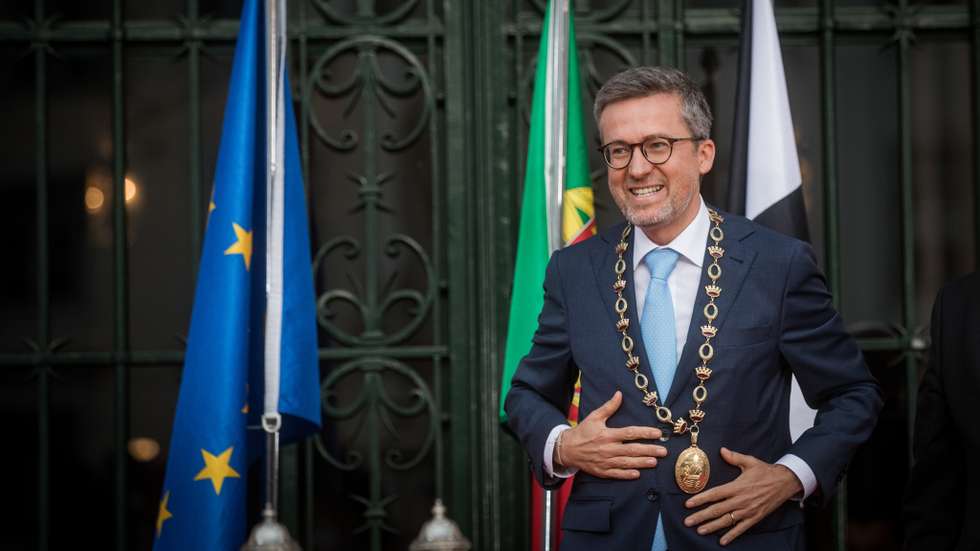 Tomada de posse do novo executivo da câmara municipal de Lisboa, liderado por Carlos Moedas, uma coligação entre os PSD e CDS. Na cerimónia estão presentes o presidente cessante Fernando Medina e Carlos Moedas, o novo presidente da câmara municipal de Lisboa. Lisboa, 18 de outubro de 2021. JOÃO PORFÍRIO/OBSERVADOR