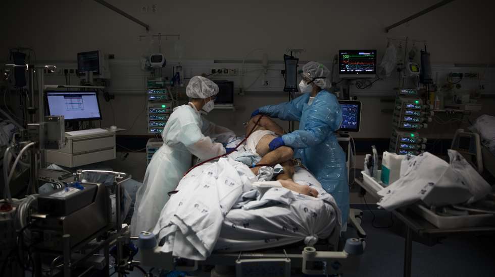 O número de pessoas internadas em hospitais e tratadas em unidades de cuidados intensivos em Portugal é ainda muito superior aos níveis pré-Natal e passagem do ano