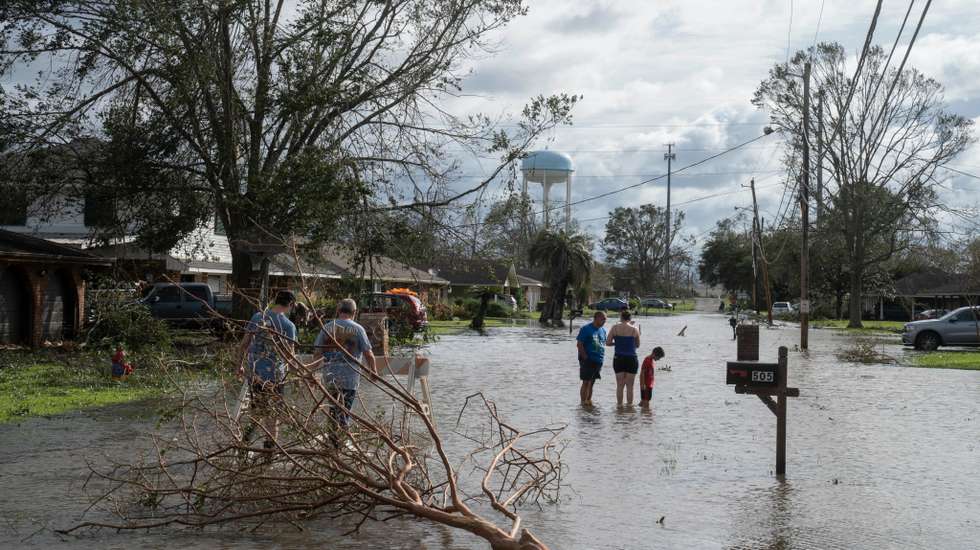 As chuvas torrenciais deslocaram-se para o Mississipi e abriram uma cratera com cerca de 15 metros na estrada