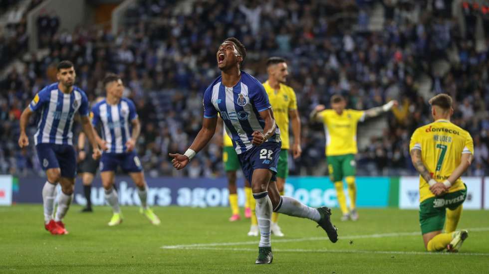 O lateral brasileiro marcou o golo da vitória dos dragões no início da segunda parte