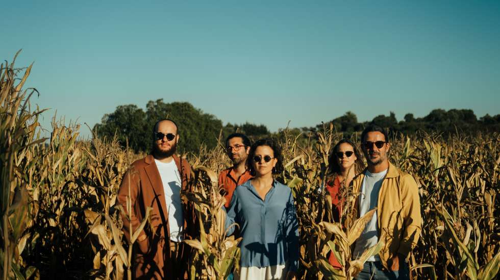 António Quintino (baixo), "Pir" (guitarrista, vocalista e compositor das canções), Margarida Campelo, Joana Espadinha (coros/vozes) e João Pinheiro (bateria): os Cassete Pirata