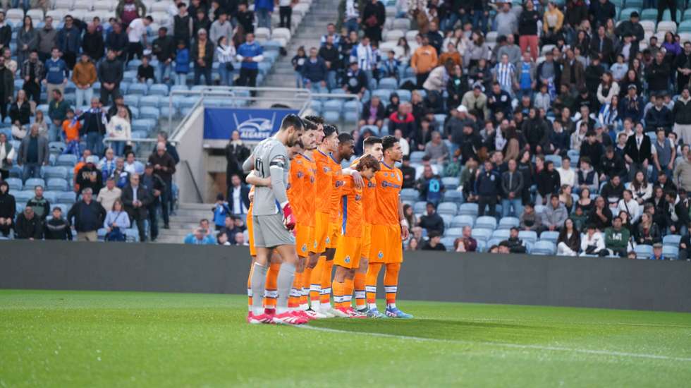 FC Porto cumpriu um (emotivo) minuto de silêncio antes do início do encontro frente ao Farense em memória de Pinto da Costa