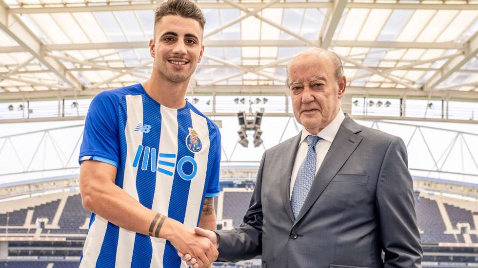 Fábio Cardoso é o primeiro reforço do FC Porto da nova temporada e já conheceu o Estádio do Dragão com Pinto da Costa