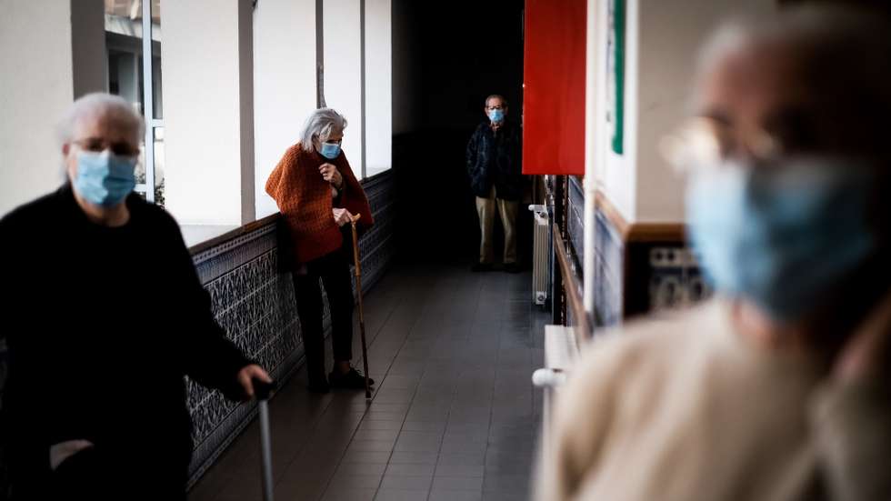 Em fevereiro, a Associação de Administradores Hospitalares dava conta de 1551 idosos que não tinham para onde ir e que por isso ocupavam camas de hospitais
