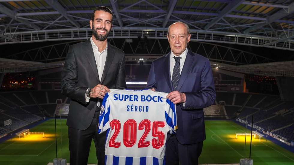 Sérgio Oliveira mudou-se do Paços de Brandão para o FC Porto, tendo feito o primeiro jogo nos seniores com apenas 17 anos, em 2009