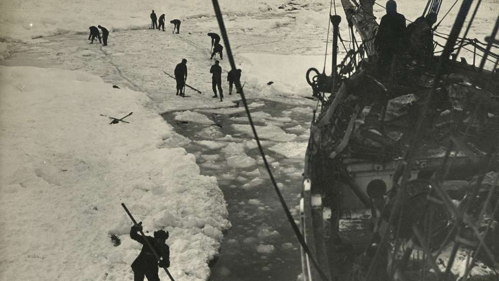 A tripulação do Endurance tenta libertar o navio do bloco de gelo em fevereiro de 1915