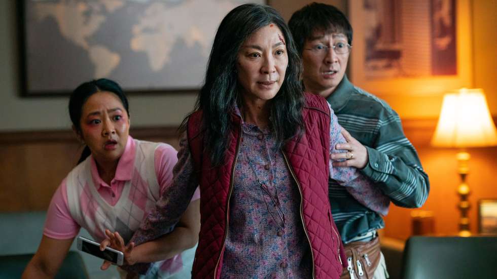 Michelle Yeoh, malaia de 60 anos, estrela de ação de Hong Kong dos anos 1980 e 1990 desempenha o papel de protagonista