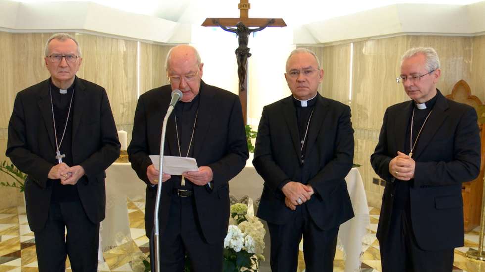 O cardeal Kevin Joseph Farrell comunica a morte do Papa Francisco (21 de abril de 2025)