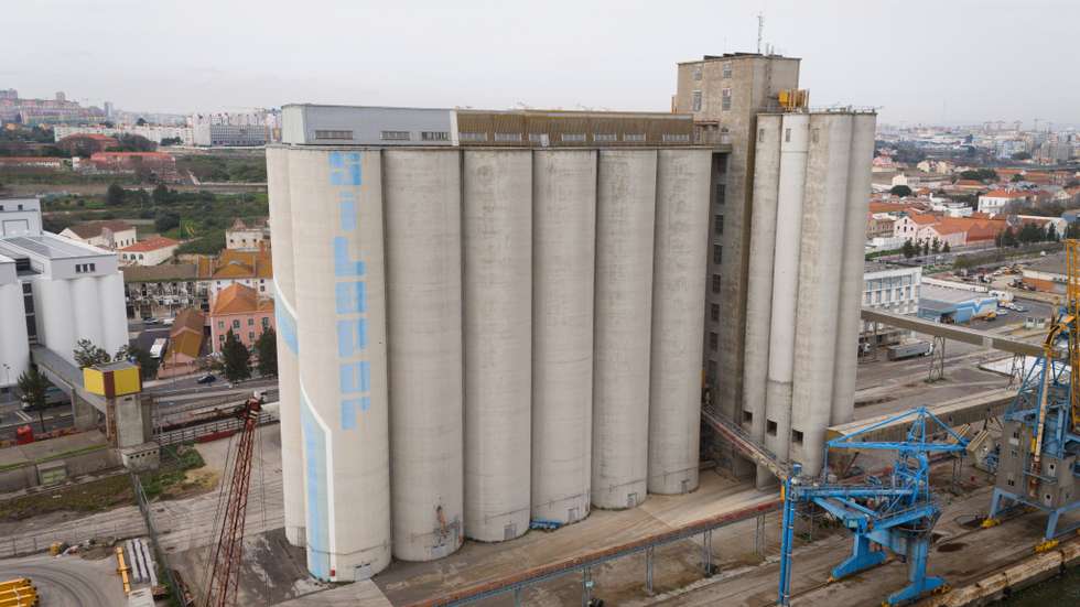 A Silopor, principal entidade portuária de armazenamento de granéis sólidos alimentares, faz a gestão dos silos da Trafaria, em Almada, e do Beato, em Lisboa