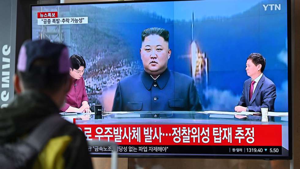 O anúncio do lançamento foi acompanhado com muita atenção na vizinha Coreia do Sul, na imagem um homem olha para um ecrã de televisão com a notícia, na estação de metro de Seul