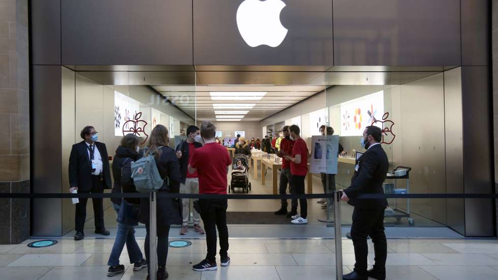 Shoppers Make Christmas Purchases In Cambridge