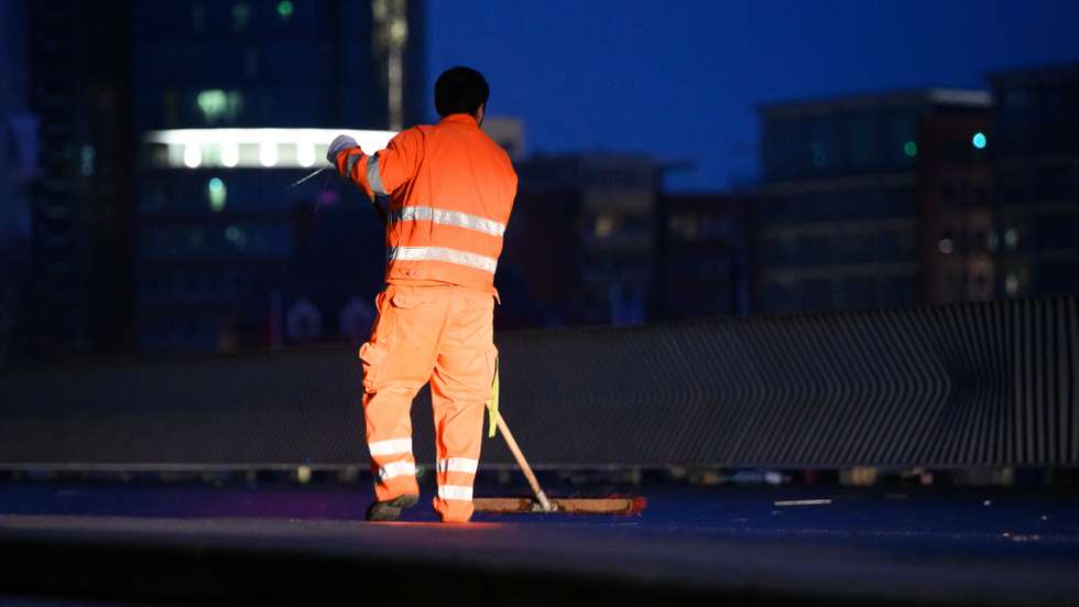 Limpeza das ruas de Hamburgo na Alemanha, no dia 1 de janeiro, depois da Passagem de Ano