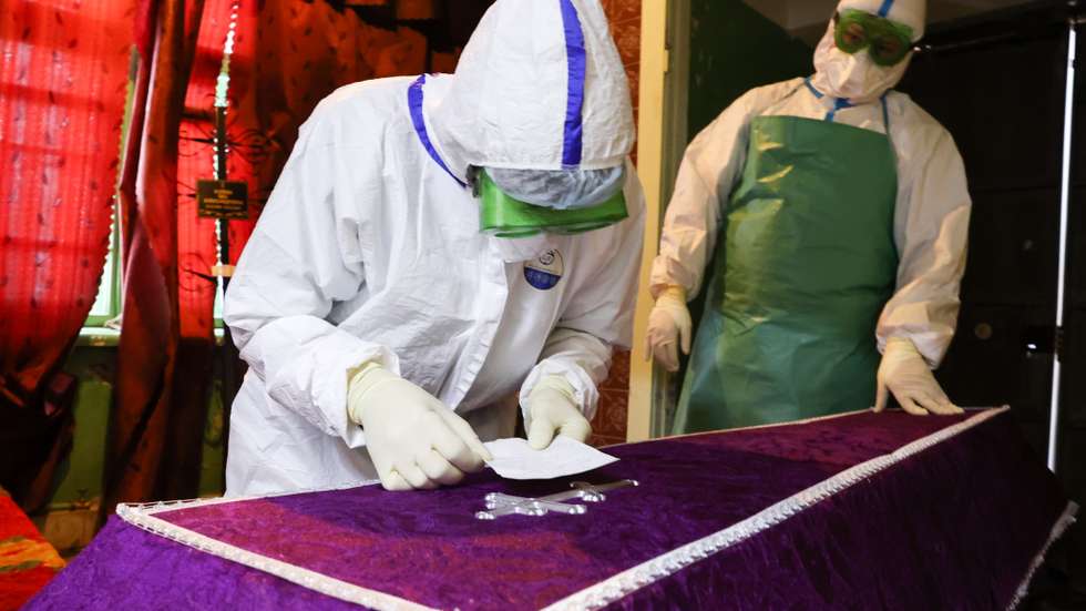 Os médicos preparam-se para fazer a autópsia a uma vítima de Covid-19, na Rússia