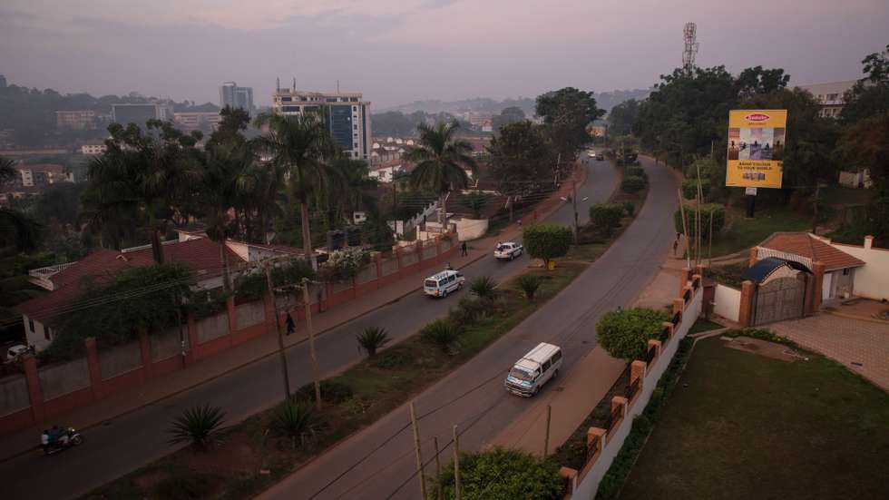 Carros na estrada de Riga em Kampala, no Uganda