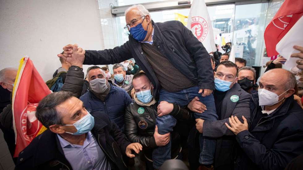 Campanhas para as eleições legislativas de 2022: Arruada no Mercado de Matosinhos do candidato pelo Partido Socialista, António Costa, secretário-geral do PS e candidato a primeiro-ministro. As eleições legislativas realizam-se no próximo dia 30 de janeiro de 2022. Matosinhos, 25 de janeiro de 2022. JOÃO PORFÍRIO/OBSERVADOR
