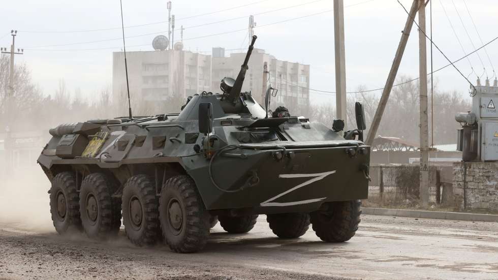 Um tanque russo a deslocar-se no norte da Crimeia