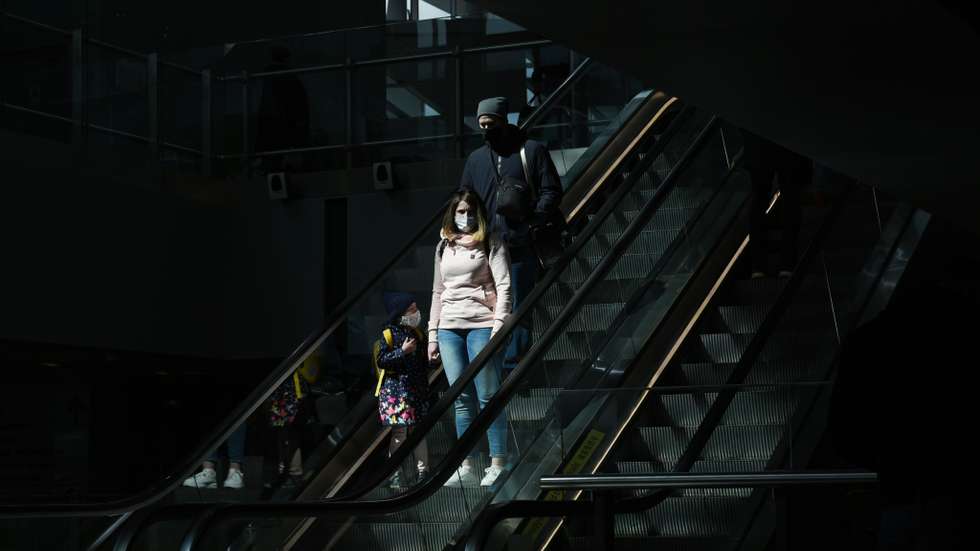 Uma família desloca-se no Aeroporto de São Petersburgo, na Rússia, em maio de 2020