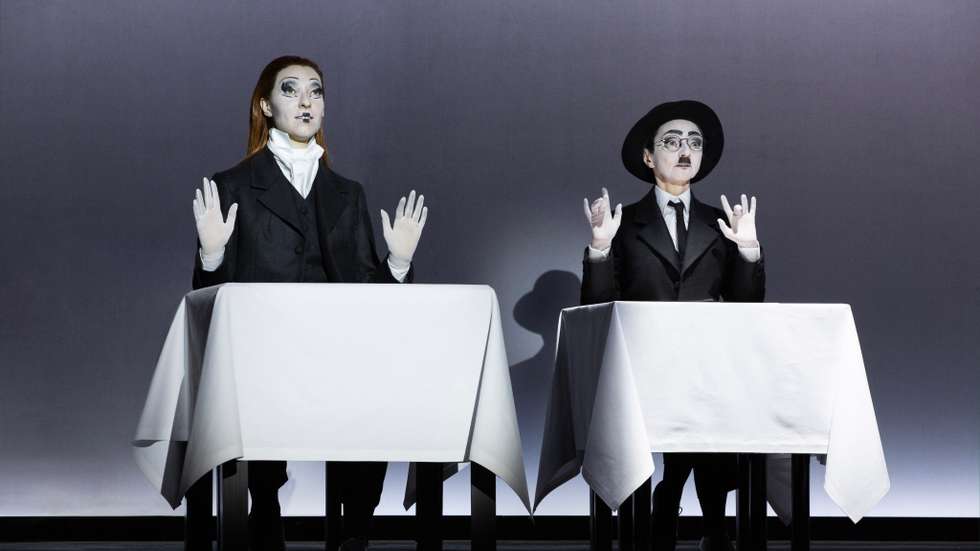 A atriz portuguesa Maria de Medeiros (à direita) integra o elenco do espetáculo "Pessoa — Since I've been me", de Robert Wilson, que se estreou a 2 de maio no Teatro della Pergola, em Florença, Itália