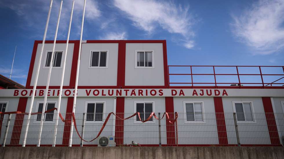 Foram mobilizados para o local sete operacionais e duas viaturas dos Bombeiros Sapadores de Lisboa, os Bombeiros Voluntários da Ajuda e elementos da PSP