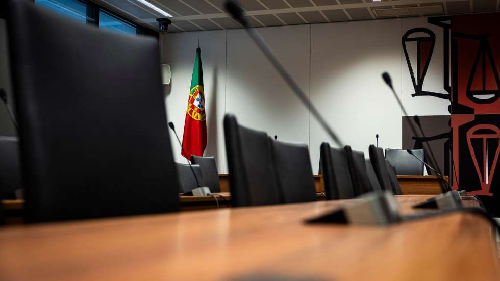 Governo refere que o edificado no concelho do Porto afeto ao Ministério da Justiça, que inclui tribunais, organismos e serviços diretos daquele ministério, "encontra-se disperso em vários imóveis, totalizando mais de 70.000 m² [metros quadrados] de área bruta", sendo que tem um custo para o Estado com o pagamento de rendas superior a 2,5 milhões de euros