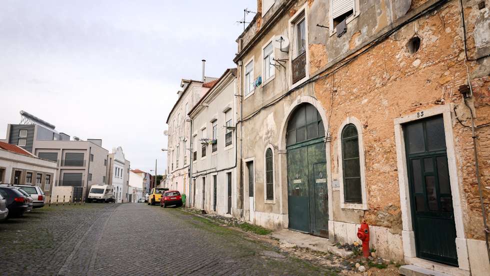A petição alerta para a degradação dos elevadores e do parque habitacional dos bairros municipais, o lixo acumulado no espaço público e outros problemas na freguesia