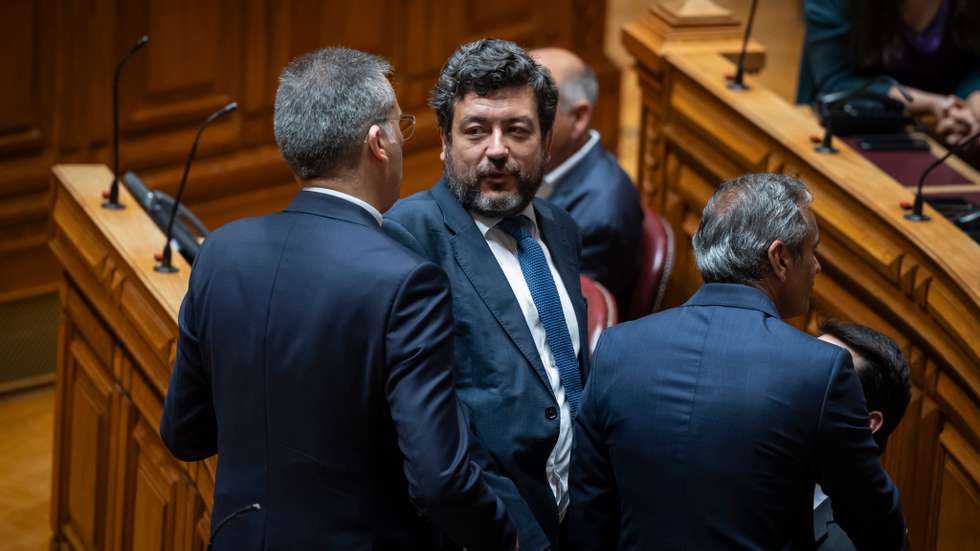 "Lamentamos o procedimento adotado para a lei de estrangeiros, que será hoje submetida em votação final global de forma relâmpago. Neste caso da lei da nacionalidade, até setembro, havia tempo para receber os pareceres destas entidades. Não percebo o receio do PSD, CDS e Chega", afirmou o vice-presidente da bancada do PS Pedro Delgado Alves