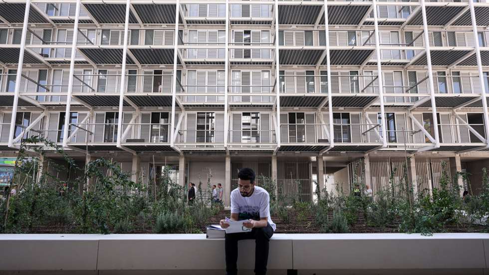 A situação da crise da habitação é agravada por fatores como a falta de disponibilidade devido ao turismo, a pouca oferta e a especulação imobiliária, principalmente em Lisboa e no Porto