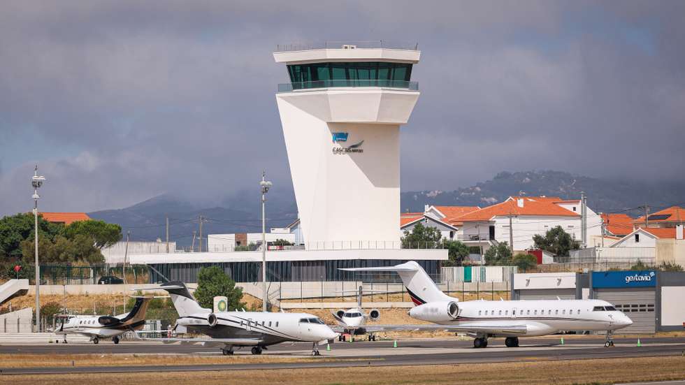Em causa está uma divergência acerca de uma suposta dívida de taxas de assistência no aeródromo de 107 mil euros