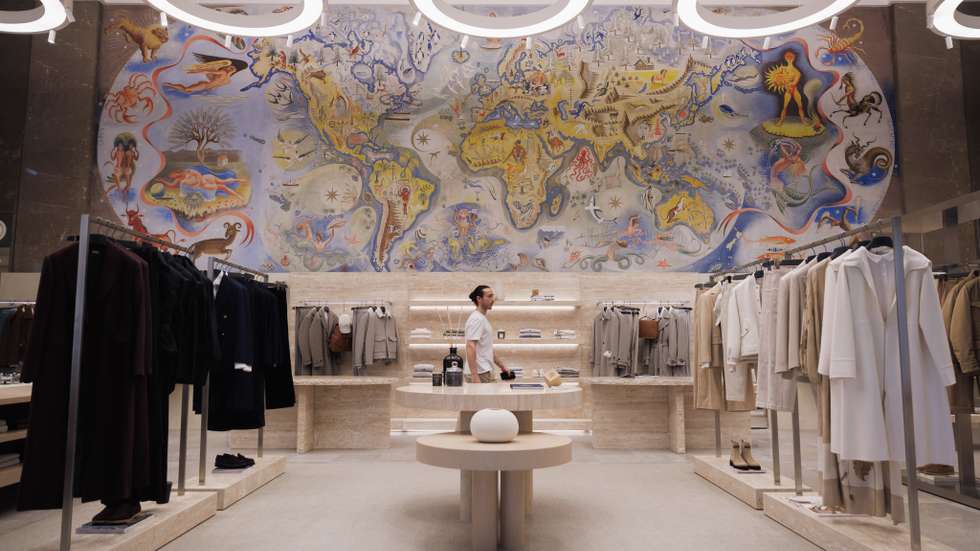 O mural "Grande Planisfério", pintado por Almada Negreiros entre 1939 e 1940, é o plano de fundo da nova boutique