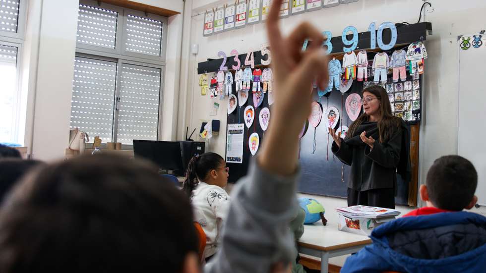 O aluno em questão já se encontra colocado na Escola Básica das Lagoas, tendo sido igualmente mobilizados os recursos humanos necessários