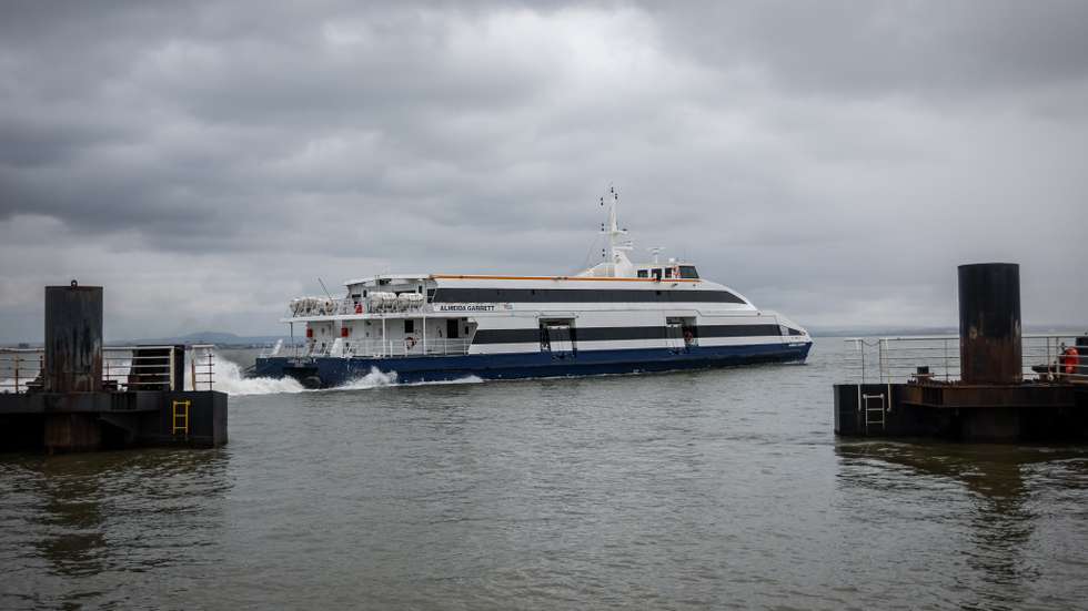 Um barco assim é o equivalente a 150 camiões e evita 82% das emissões de dióxido de carbono resultante do transporte rodoviário