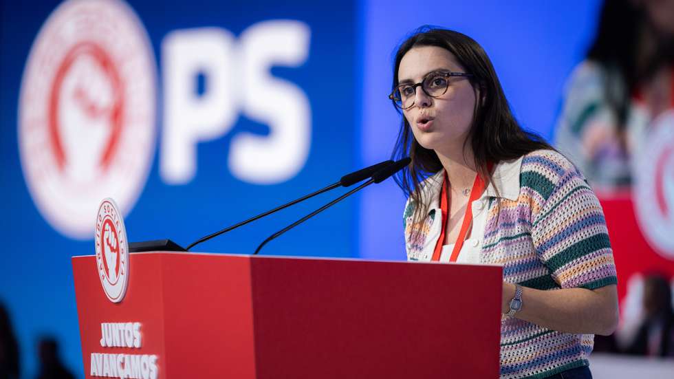 No vídeo divulgado nas redes sociais vê-se Sofia Pereira a entregar o cabaz com os 63 alimentos essenciais na residência oficial