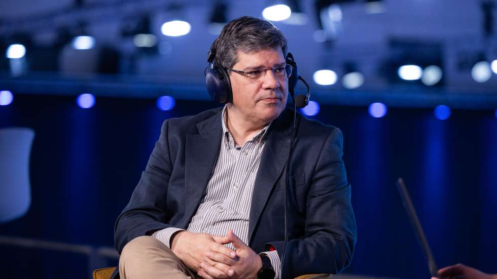 De acordo com o líder parlamentar do PS, enquanto no PRR havia "fundos adicionais vindos de Bruxelas, este plano é apresentado sem recursos adicionais"
