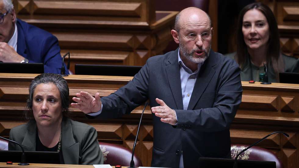 "Se foi deputado, jamais possa vir a ser candidato. Se é assessor ou funcionário, jamais possa continuar a trabalhar aqui", propôs Rui Tavares