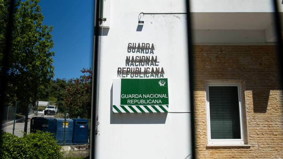As ações de vigilância irão priorizar os concelhos afetados pela tempestade Kristin e as zonas com maior probabilidade de ocorrência de incêndios rurais, com particular atenção a comportamentos ilícitos associados ao início de incêndios, como queimas, queimadas, uso indevido de maquinaria e outras atividades de risco.
