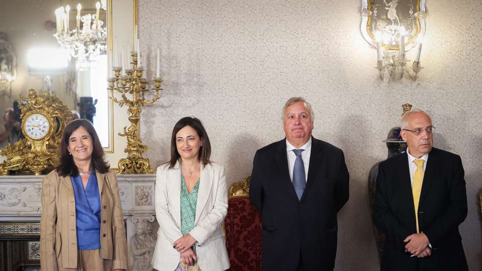 Agora, com a nova composição, os 13 juízes do Tribunal Constitucional deverão eleger um novo presidente, na sequência da renúncia de José João Abrantes, que só teve efeitos esta segunda-feira