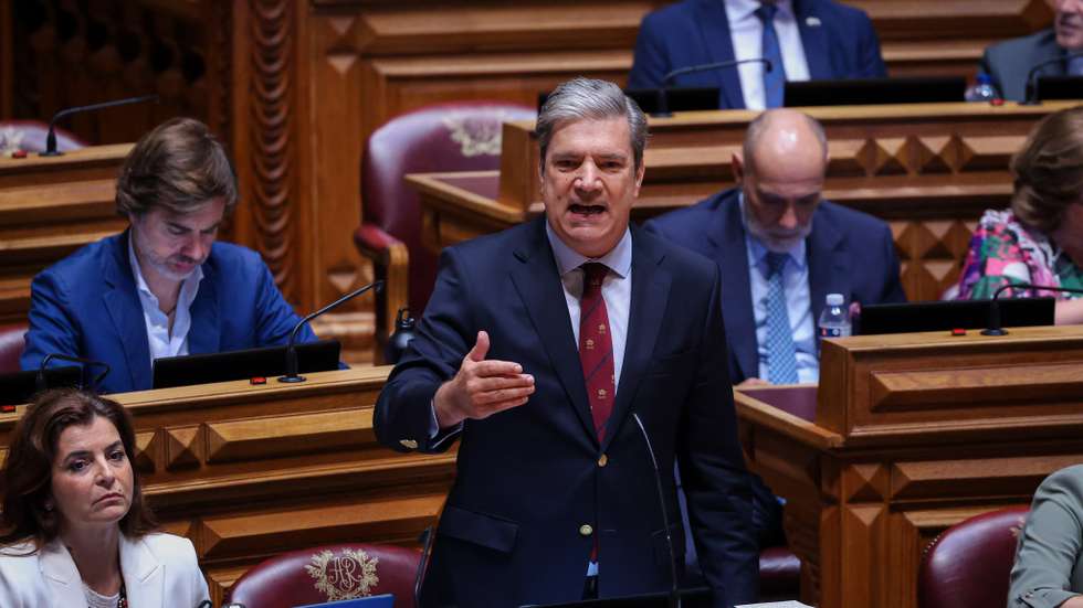 O presidente da Assembleia da República remeteu para a Comissão de Transparência queixas recíprocas apresentadas pelo líder parlamentar do CDS e pela socialista Isabel Moreira