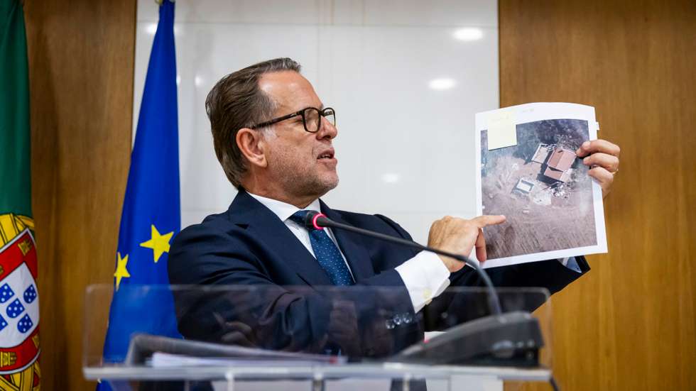 Em conferência de imprensa, o ministro da Administração Interna mostrou imagens aéreas do terreno, como forma de provar que inicialmente era um tanque, até ter sido ladeado de terra
