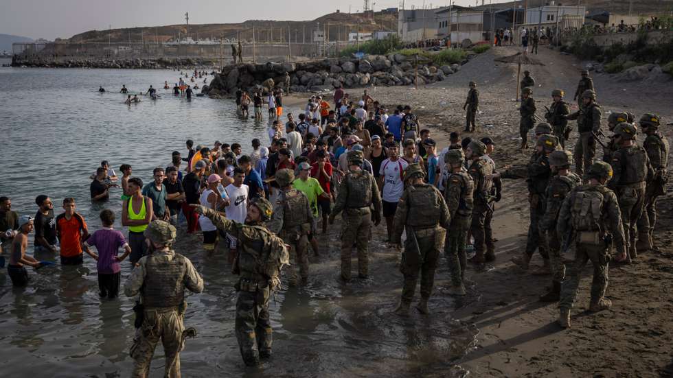 22 países da UE reivindicaram uma reunião extraordinária com vista a estabelecer acordos para a regulação da migração descontrolada. Pedro Sánchez critica atitude "egoísta, polarizadora e ilegal" das nações que pediram suspensão do acesso ao espaço Schengen.