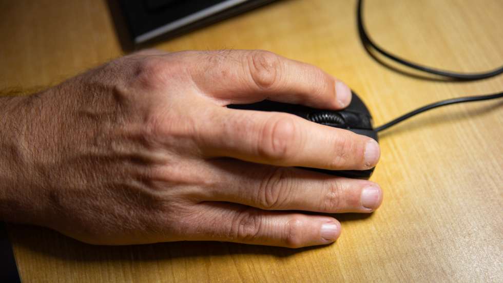 Mão maneja rato de computador