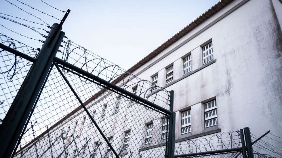 A DGS defendeu o uso generalizado de máscara no interior da zona prisional, mas os serviços prisionais entendiam que a medida era "complexa, por razões de segurança e outras muito próprias do ambiente prisional".