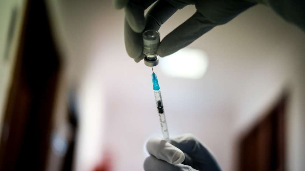 A UE assegurou 2,3 mil milhões de doses, mais do dobro das vacinas necessárias