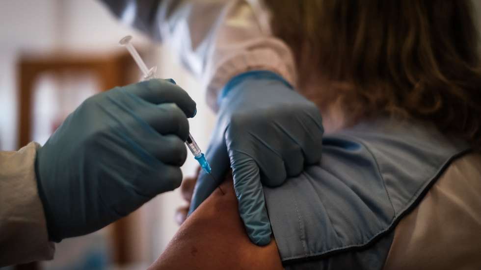 Vacina também exige duas doses no espaço de três semanas