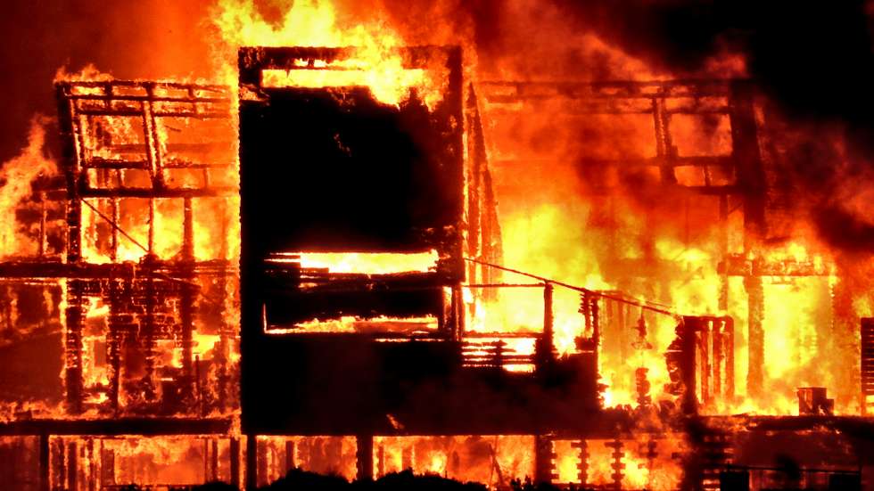 Um incêndio que deflagrou na noite de terça-feira na Ilha Deserta, em Faro, destruiu o único restaurante daquele local