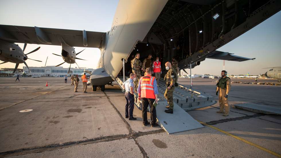 Jens Stoltenberg diz que não há falta de meios aéreos, sendo mesmo o maior desafio garantir que quem deseja sair consegue chegar ao aeroporto